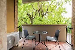 Outdoor dining - Blue Two-Room Apartment with a Terrace, 5 Minutes from the Station (Bergamo)