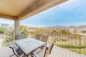 Outdoor dining - 2BR mtn-view with pools & hot tub - near Zion (St. George)