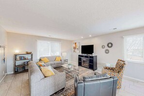 TV, video games, DVD player, foosball - 2BR mtn-view with pools & hot tub - near Zion (St. George)