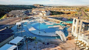 A resort with a large swimming pool, lounge areas, and a view of the surrounding landscape. - 5BR townhouse with lazy river pool (Washington)