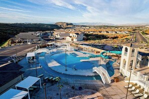 A resort with a large pool area, including a water slide and lounge chairs. - Zion Retreat - Townhouse in Washington (Washington)
