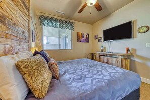 A bedroom with a bed, a ceiling fan, a TV, and a window with blinds. - Spacious 5BR Mountainview Paradise Village (Santa Clara)