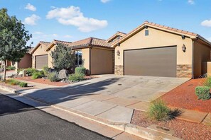 A residential property with a paved driveway, a garage, and landscaped garden beds. - 5BR home with waterpark, private pool and spa (Santa Clara)