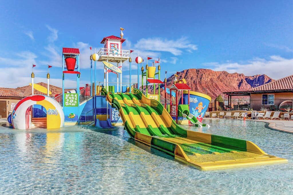 Un parc aquatique doté de nombreux toboggans et d’attractions aquatiques, situé dans un cadre montagneux.