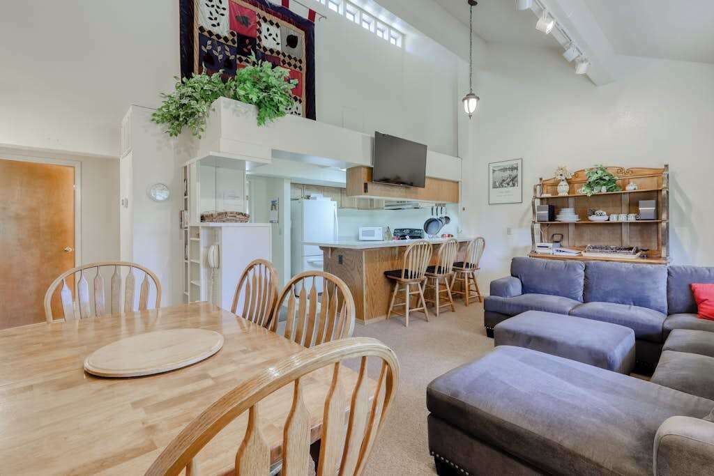 Un espace de vie moderne comprenant un coin repas, une cuisine et un coin salon.