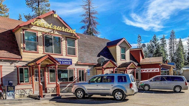 A restaurant with a sign for breakfast and lunch, and a pizza place. - Eagle's Rest - Huntington Lake (Lakeshore)