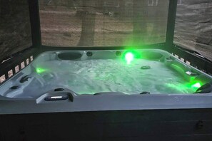 A hot tub with a digital control panel and a green light. - Cresta Cabin - Pinebrook (Arnold)