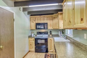 Coffee/tea maker, fridge, microwave, oven