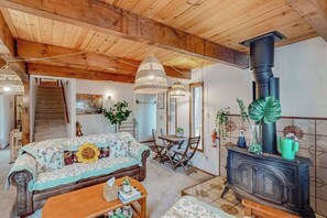 Un salón acogedor con sofá, mesa de centro y chimenea.