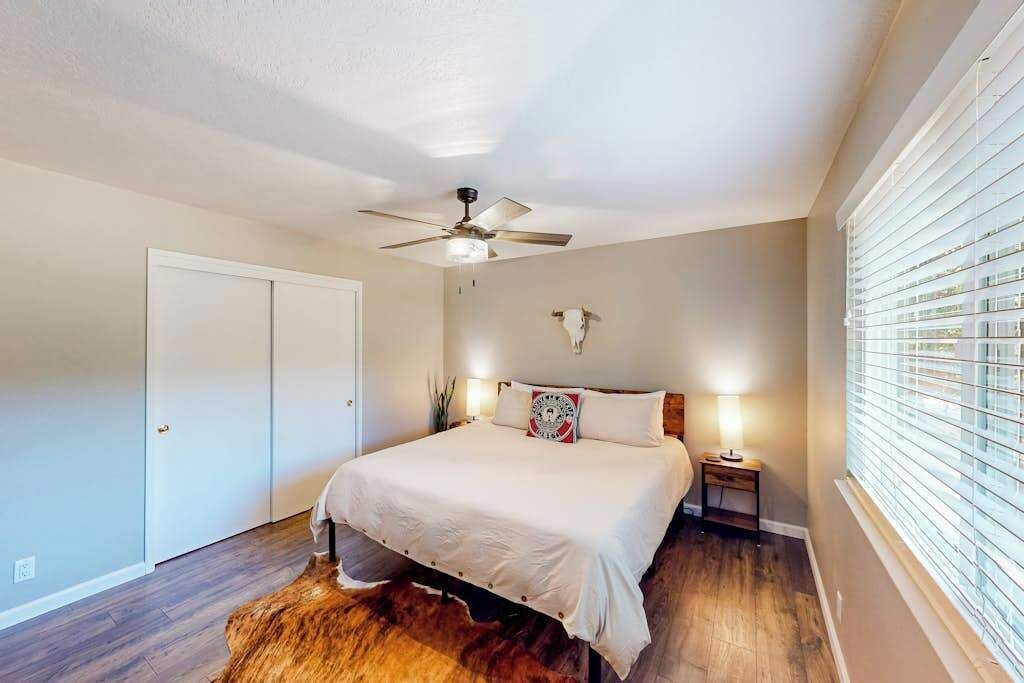 Desk, iron/ironing board, WiFi, bed sheets