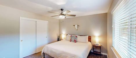 Desk, iron/ironing board, WiFi, bed sheets
