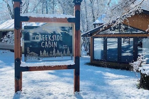 A sign for Creekside Cabin with a cabin illustration and a number. - Creekside Cabin - Pine Mountain Lake (Groveland)