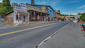 Calle con edificios, incluyendo un cartel que dice 'Iron Door Saloon' y 'Boda Fountain'.