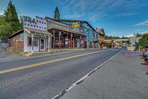 Eine Straße mit Gebäuden, darunter ein Schild für 'Iron Door Saloon' und 'Boda Fountain'.