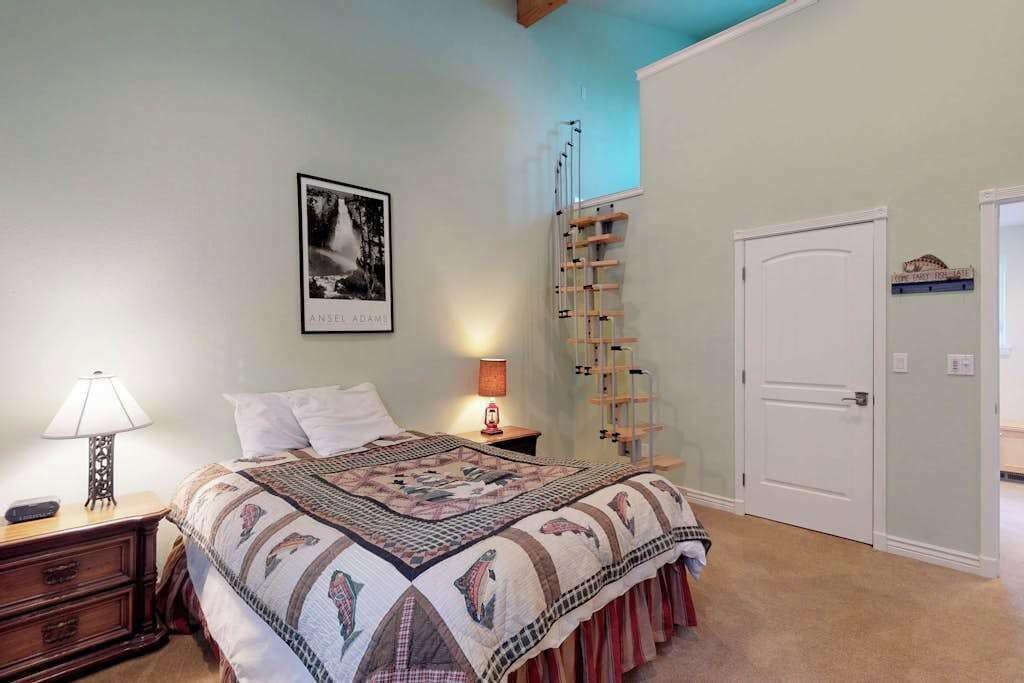 Desk, iron/ironing board, WiFi, bed sheets