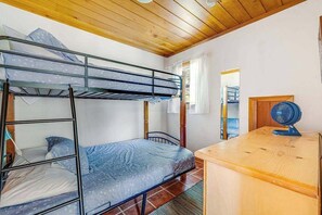 A bunk bed room with a wooden ceiling, a small table, and a fan. - Yosemite Mountain Cottage - Groveland (Groveland)