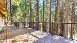 A wooden deck with a metal railing overlooking a forest. - The Jug Handle Hideaway - Snowshoe Springs (Arnold)