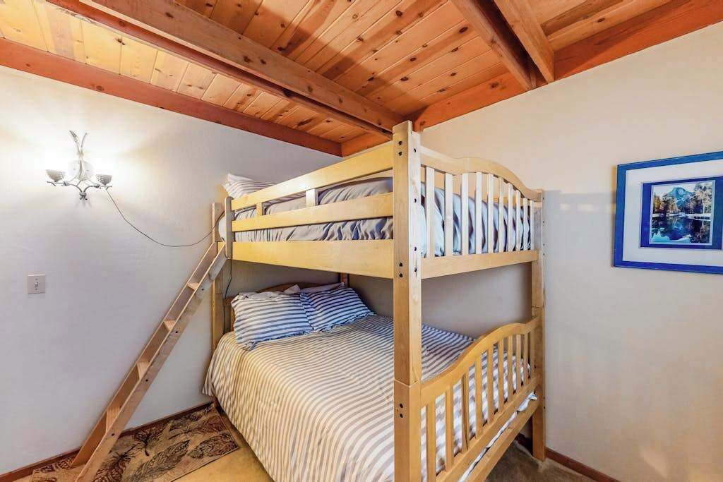 Schreibtisch, Bügeleisen/Bügelbrett, Reisekinderbett, WLAN