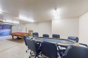 Ein Konferenzraum mit Billardtisch, Blackjack-Tisch und sechs Stühlen.