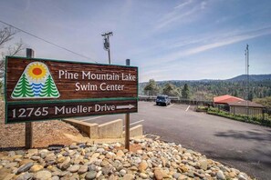 A sign for Pine Mountain Lake Swim Center with a directional arrow to Mueller Drive. - Walling Mountain Retreat - Pine Mountain Lake (Groveland)