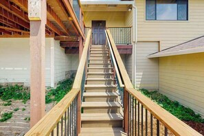 A wooden staircase with a handrail leading to a door at the top. - Walling Mountain Retreat - Pine Mountain Lake (Groveland)