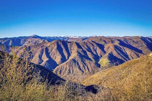 Un paysage montagneux caractérisé par un relief accidenté et une végétation clairsemée.