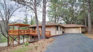 A two-story house with a deck and a garage. - Lake Lodge Retreat - Pine Mountain Lake (Groveland)