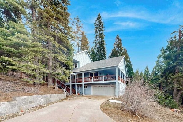 A two-story house with a front porch and a garage. - Under The Stars - Shaver Lake (Shaver Lake)