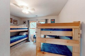 A room with bunk beds, a ceiling fan, and a window with curtains. - Under The Stars - Shaver Lake (Shaver Lake)