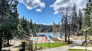 Ein Park mit einem Pfad, Bäumen und einem Gebäude mit rotem Dach.