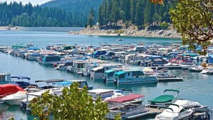 A marina with numerous boats and trailers docked. - Tranquil Pines Retreat - Ridgetop (Shaver Lake)