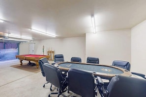 A conference room with a pool table, a blackjack table, and six chairs. - Tranquil Pines Retreat - Ridgetop (Shaver Lake)