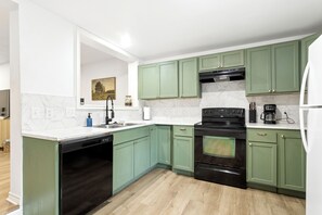 Private kitchen - Main House + Modern Tiny Home - 4 BR / 3 BA (Nacogdoches)