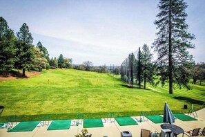 Camp de golf amb vista despejada al *fairway*, un prat d'arrencada i un club amb terrassa.