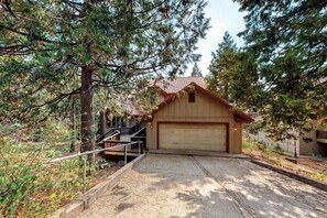 A wooden cabin with a garage, surrounded by trees. - Forest With A View - Musick Falls (Shaver Lake)