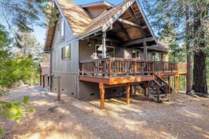 Eine Holzh ütte mit einer Holzterrasse, einer Veranda und einer Treppe, die zum Eingang führt.