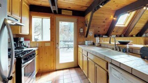 Una cucina con mobili in legno, un fornello e un lavello.