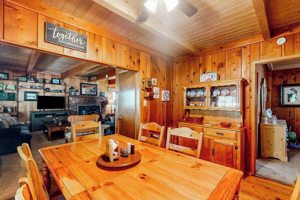 Un interior de madera con comedor, cocina y sala de estar.