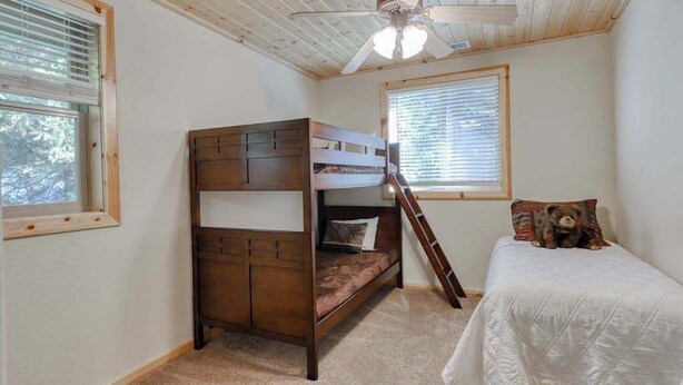 A bedroom with a bunk bed, a single bed, a ceiling fan, and windows with blinds. - Pinnacle Point - Granite Ridge (Shaver Lake)
