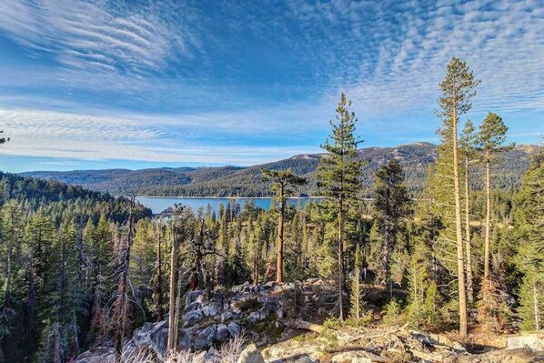 A mountainous landscape with a lake, dense forest, and rocky terrain. - Alder Hill Hideaway - Wildflower Village (Shaver Lake)