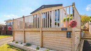 Une cabane en bois dotée d’un balcon, une enseigne indiquant le nom « Tja Mendo Horxxe » et un numéro « 3 » désignant le numéro de l’unité.