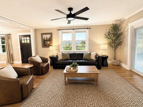 Family Friendly 3BR with hot tub and sand pit!