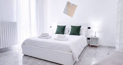 Sunlit Apartment for 6 – Air Conditioning, Two Balconies, Free Parking