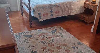 Mountain Retreat close to Northampton/ Amherst with trails and peaceful nature!