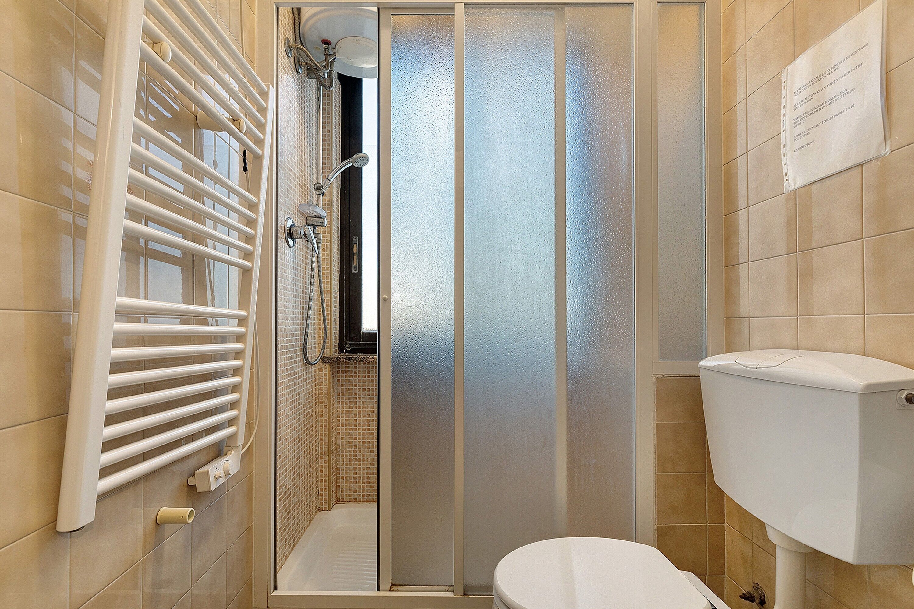 Dusche, Haartrockner, Handtücher