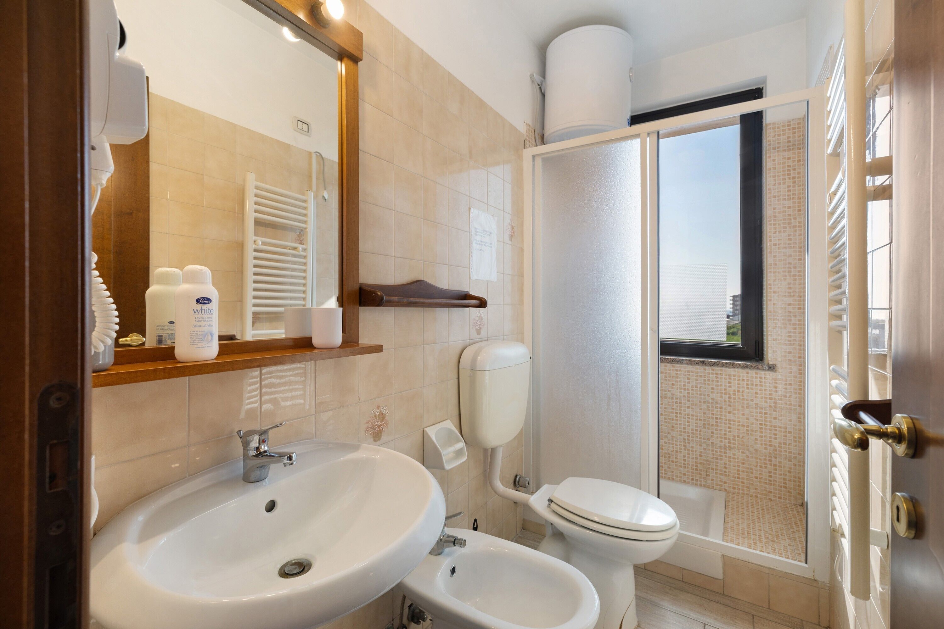 Ein modernes Badezimmer mit Waschbecken, Toilette und Dusche.