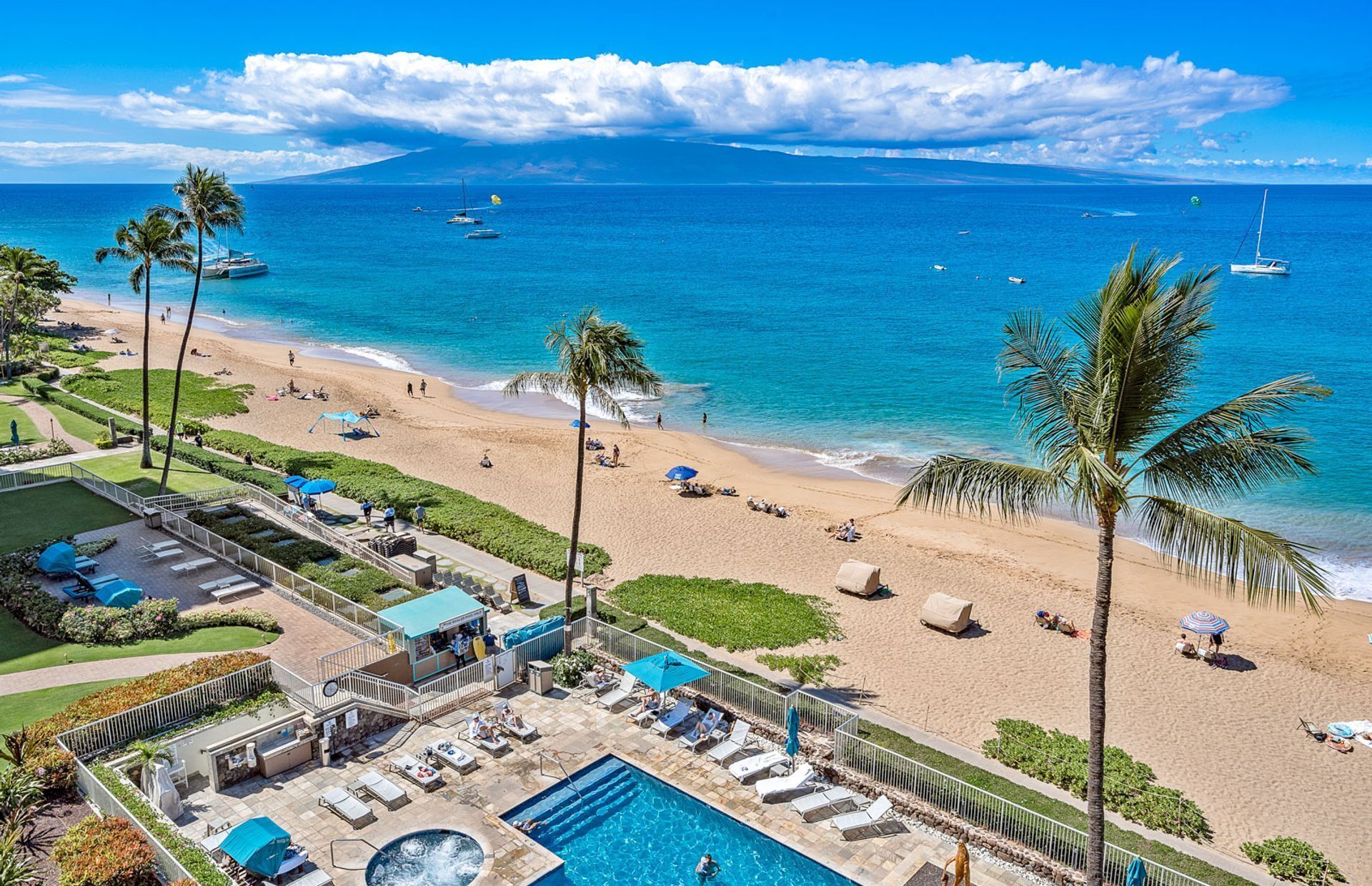 Ein Resort mit Pool, Strand und Meerblick.