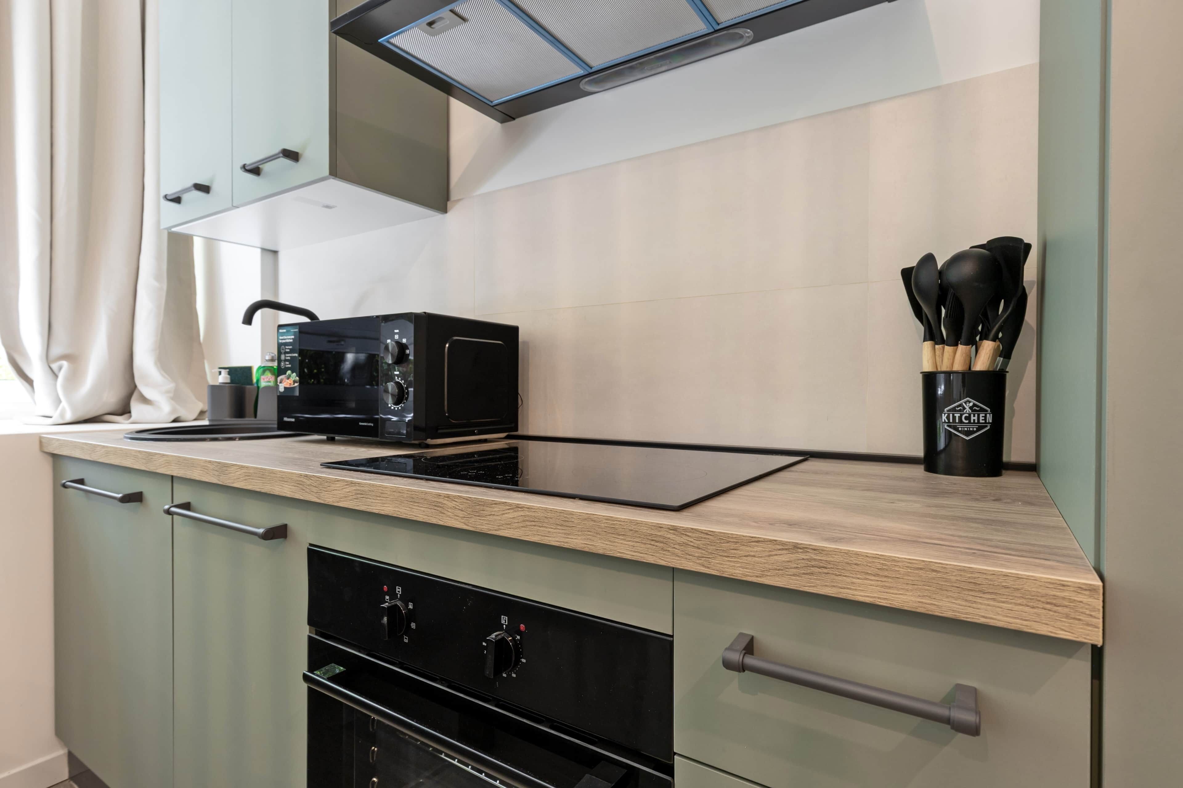 Frigorifero, microonde, forno, piano cottura
