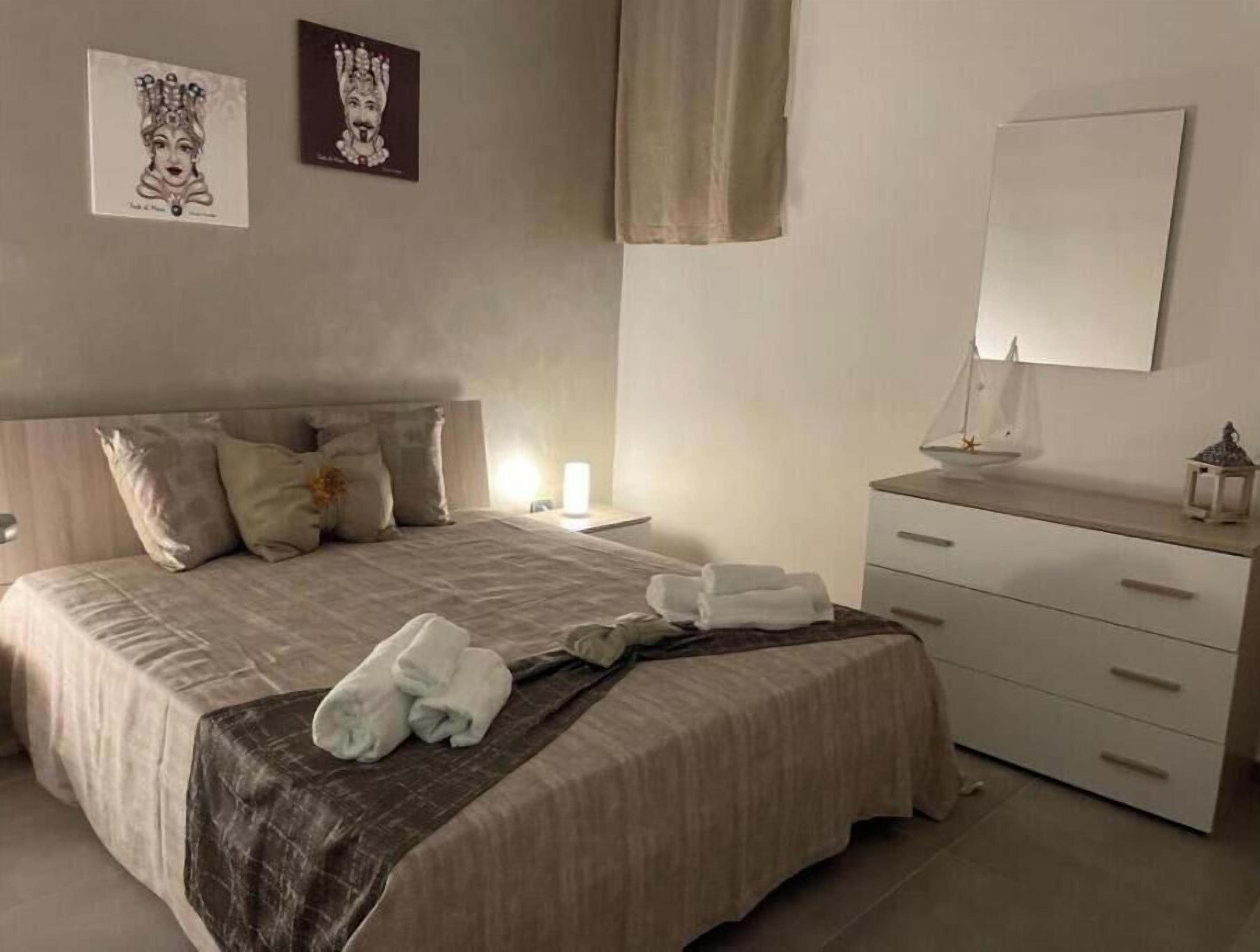 1 habitación, tabla de planchar con plancha, wifi gratis y ropa de cama 