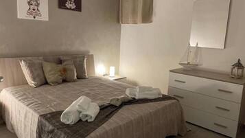 1 habitación, tabla de planchar con plancha, wifi gratis y ropa de cama
